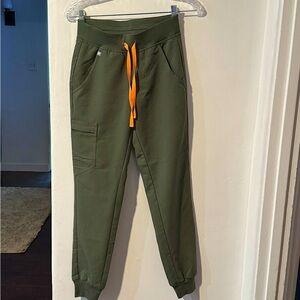 Figs jogger moss color, size xxs. Only worn twice.